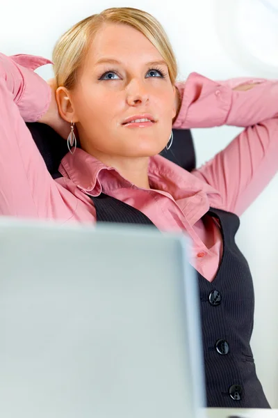 Довольная деловая женщина отдыхает в офисе — стоковое фото