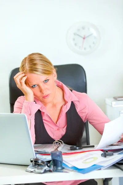 Donna d'affari stressata al lavoro — Foto Stock