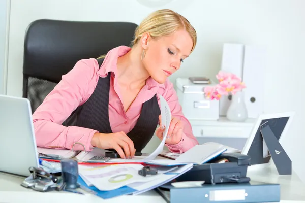 Hard working on documents modern business woman — Stock Photo, Image