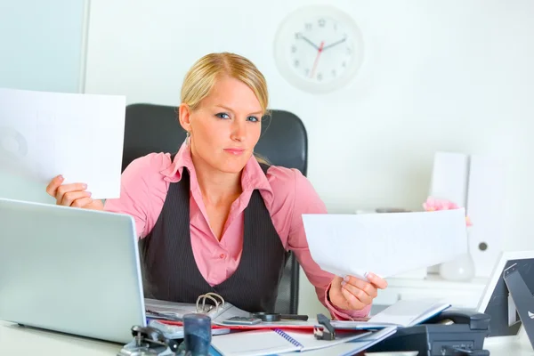 Confused business woman at office desk — Stock Photo, Image