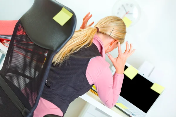 ビジネスの女性は粘着性で覆われている職場で座っていると強調しました。 — ストック写真