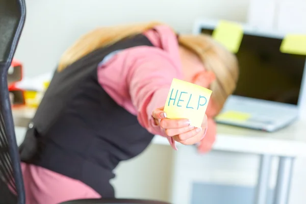 Tired business woman showing sticky note with help word — Stock Photo, Image