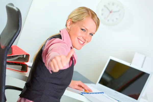 Portrait of successful modern business woman showing thumbs up — Stock Photo, Image