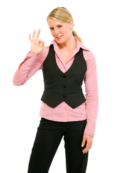 Улыбающаяся современная деловая женщина демонстрирует нормальный жест — стоковое фото