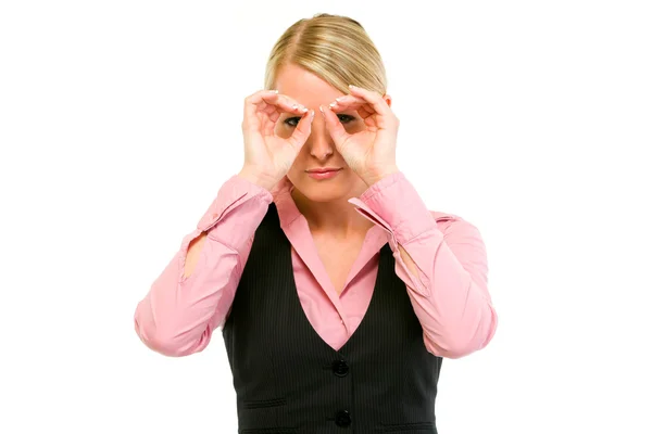 Interessato donna d'affari moderna fare binocolo con le mani e guardando t — Foto Stock