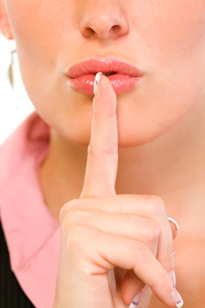 Крупный план деловой женщины с пальцем во рту. Шшш-жест — стоковое фото