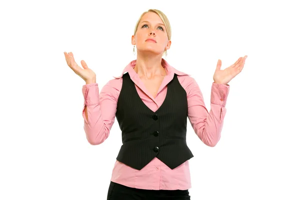 Разочарованная современная деловая женщина смотрит вверх и поднимает руки — стоковое фото