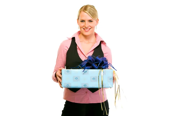 Χαμογελώντας γυναίκα των επιχειρήσεων με δώρο στο χέρι — Φωτογραφία Αρχείου