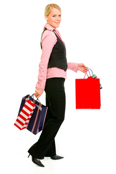 Ritratto a figura intera di donna d'affari sorridente con shopping bag — Foto Stock