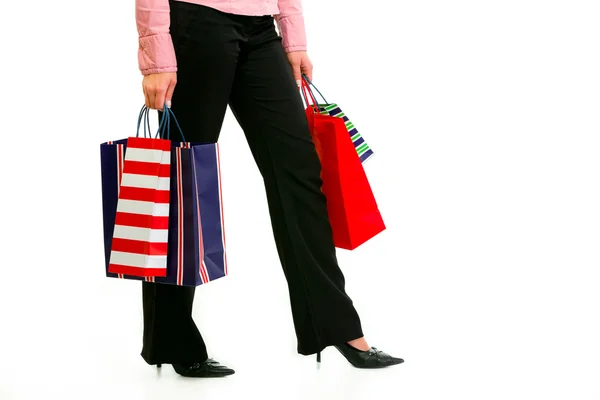 Close-up op benen en handen met shopping tassen — Stockfoto