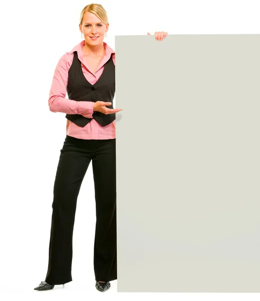 Retrato de comprimento total de mulher de negócios sorridente apontando em branco — Fotografia de Stock