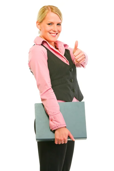 Feliz mujer de negocios moderna sosteniendo la carpeta y mostrando los pulgares hacia arriba —  Fotos de Stock