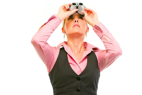 O femeie de afaceri modernă se uită în sus prin binocluri — Fotografie, imagine de stoc