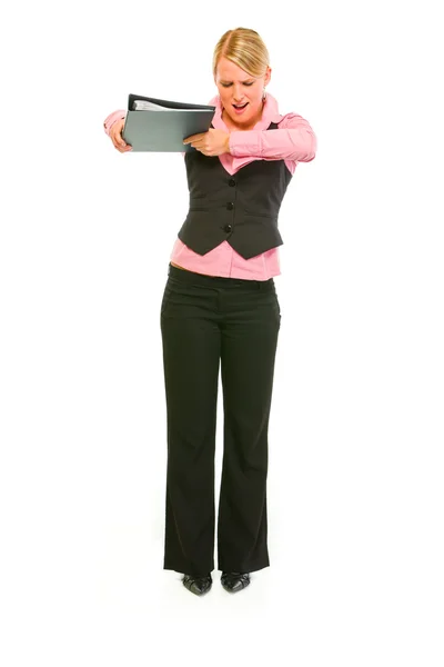 Разгневанная деловая женщина бросает папку — стоковое фото