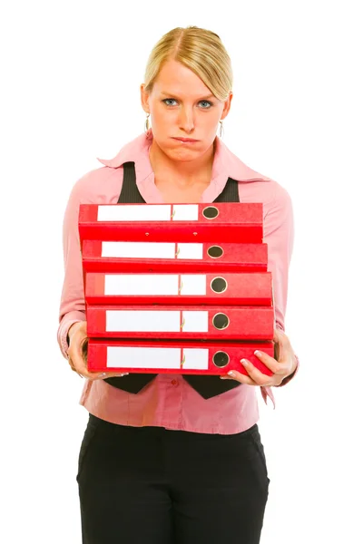 Cansado de trabalho gerente feminino moderno com pilha de pastas — Fotografia de Stock
