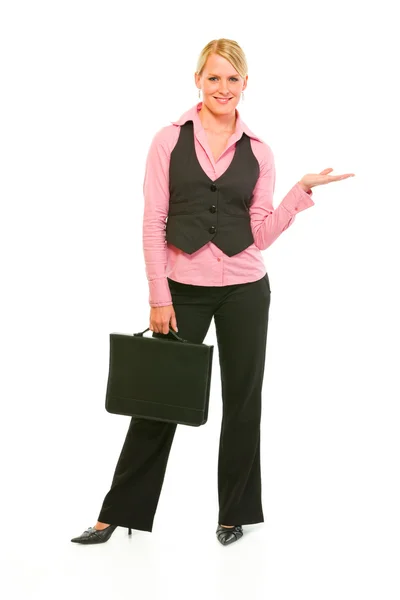Сучасна ділова жінка з портфелем, що показує щось на порожньому — стокове фото