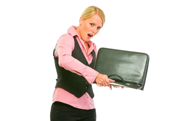 Несчастная современная деловая женщина вытряхивает что-то из портфеля — стоковое фото