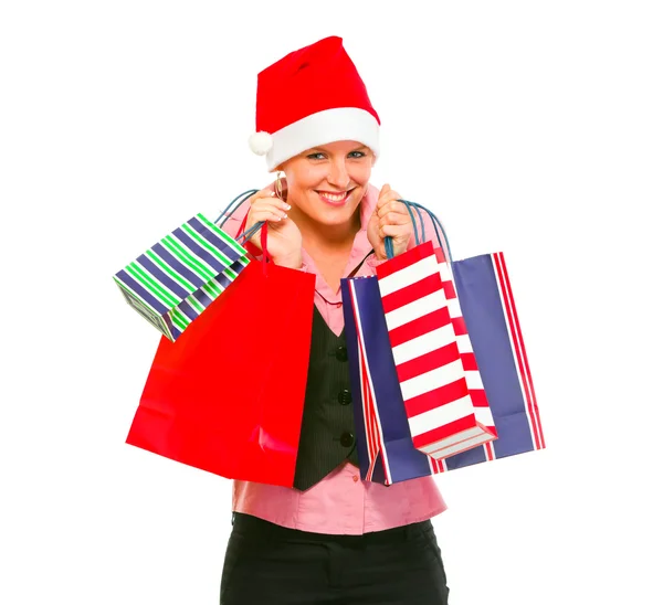 Счастливая женщина-бизнес-секретарь в Санта-Клаусе с сумками для покупок — стоковое фото