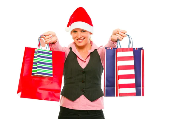 Lächelnde moderne Geschäftsfrau mit Weihnachtsmann-Hut präsentiert Einkaufswagen — Stockfoto