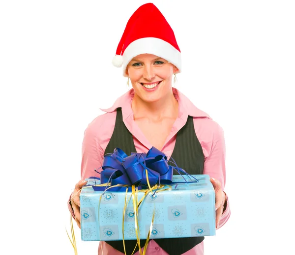 Mulher de negócios moderna feliz em Santa Hat com caixa de presente — Fotografia de Stock