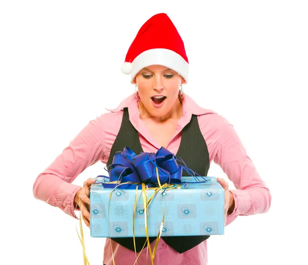 Meglepett a modern üzleti nő keres ajándékot Santa kalap — Stock Fotó