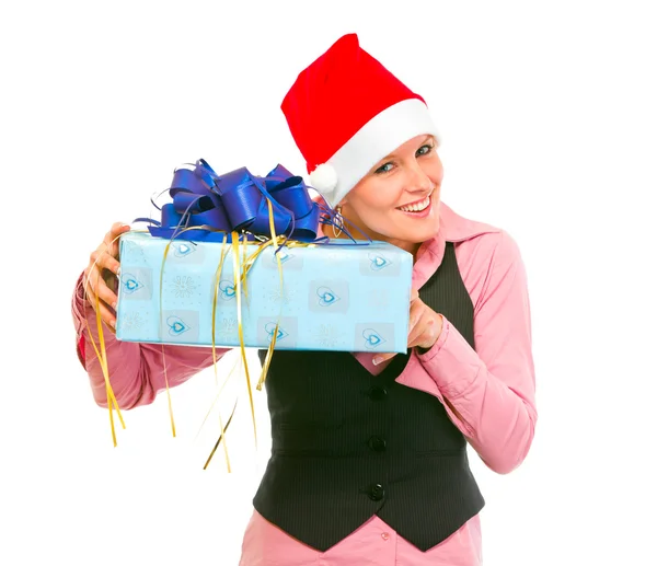 Interessierte Geschäftsfrau schüttelt Geschenkschachtel und versucht zu erraten wh — Stockfoto
