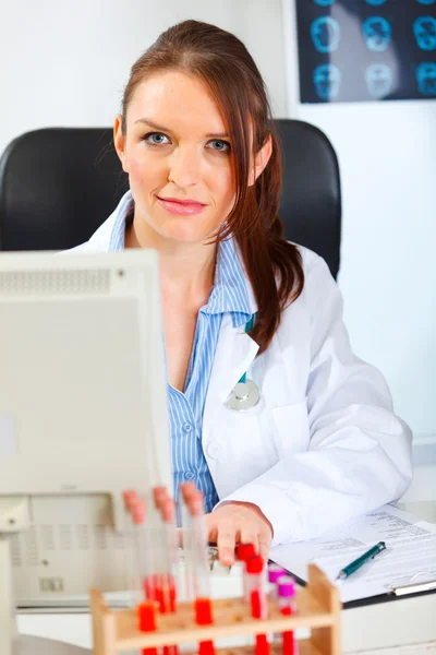 Bilgisayarda çalışan doktor kadın — Stok fotoğraf