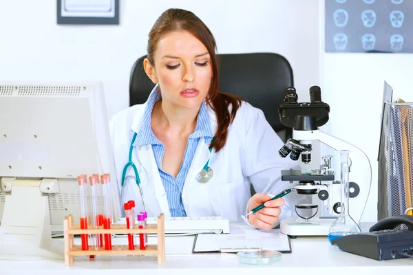 Kobieta lekarz zajęty w jej biurze — Zdjęcie stockowe
