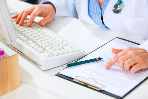 Medical doctor woman working at office table. Close-up. — Stock Photo, Image