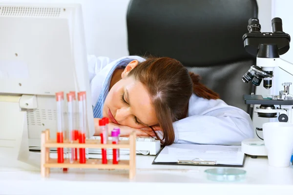 Dokter wanita tidur di meja kantor — Stok Foto