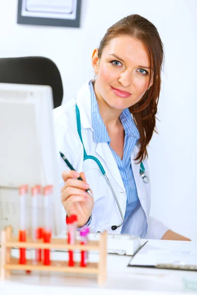 Portrét ženy atraktivní lékař sedí v kanceláři — Stock fotografie