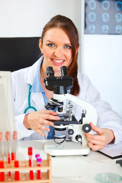 微笑与显微镜在 laborat 工作的女性医疗医生 — 图库照片