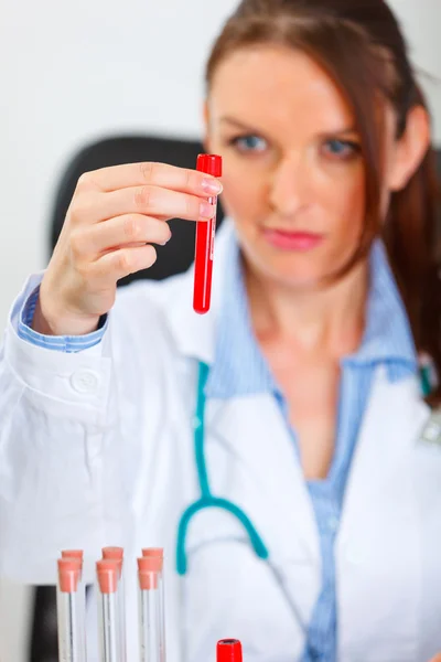 Médico femenino sosteniendo tubo de ensayo en laboratorio — Foto de Stock