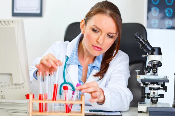 Female medical doctor working with test tube in laboratory — Stock Photo, Image