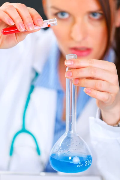 Läkare kvinna genomför tester i laboratorium. närbild. — Stockfoto