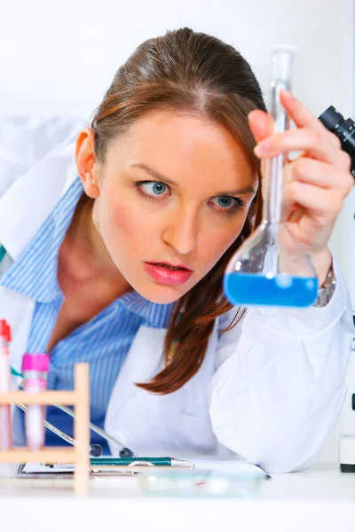 Doordachte arts vrouw in laboratorium analyseren van resultaten van medische test — Stockfoto