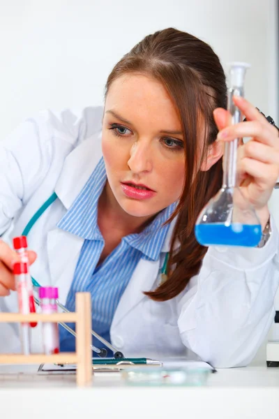 Närbild på doktor kvinna som arbetar med provrör i laboratorium — Stockfoto