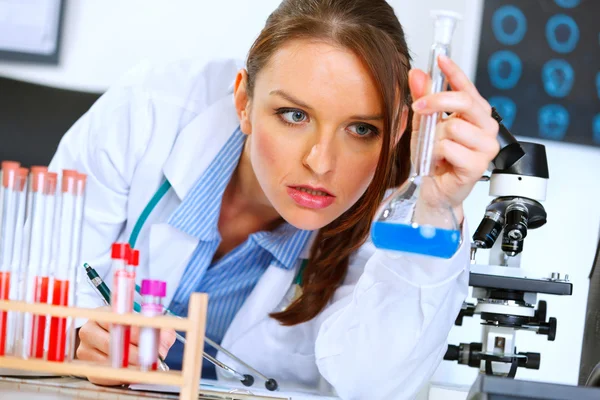 Médecin femme réfléchie en laboratoire analysant les résultats de la médecine — Photo