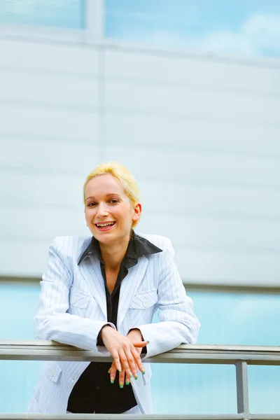 Mujer de negocios pensativo apoyado en barandilla en el edificio de oficinas — Foto de Stock