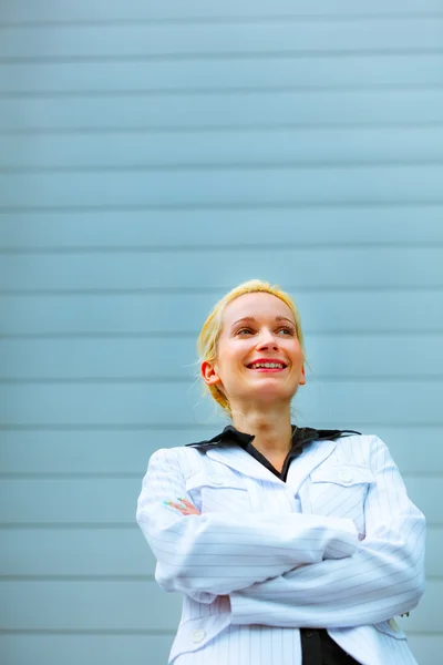 Glimlachende zakenvrouw met gekruiste armen — Stockfoto