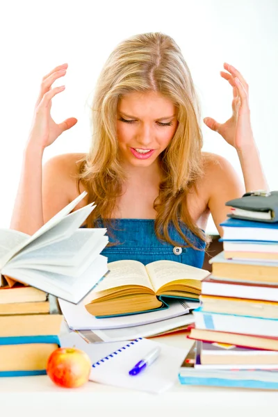 Frustriertes Teenie-Mädchen mit vielen Büchern, die des Studiums müde sind — Stockfoto