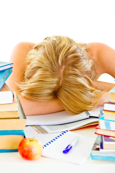 Unavený dospívající dívka spí u stolu s hromadami knih — Stock fotografie