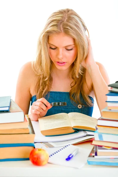 Estudiar adolescente sentado en la mesa y leer libro — Foto de Stock