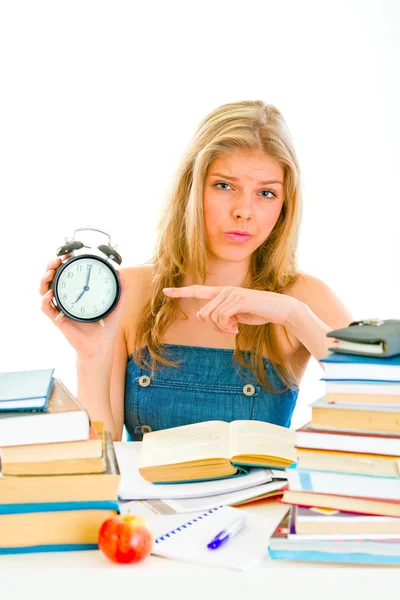 Bezorgd teengirl zitten aan tafel met boeken — Stockfoto