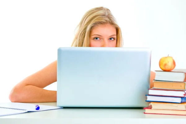 Siedząc przy stole dziewczyna patrząc od laptopa — Zdjęcie stockowe