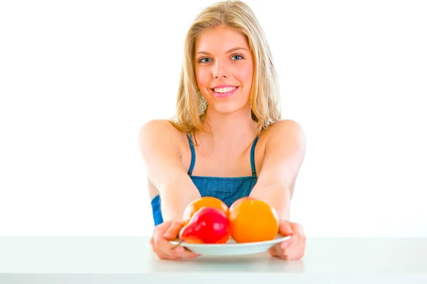 Allegro bella ragazza seduta a tavola con piatto di frutta — Foto Stock