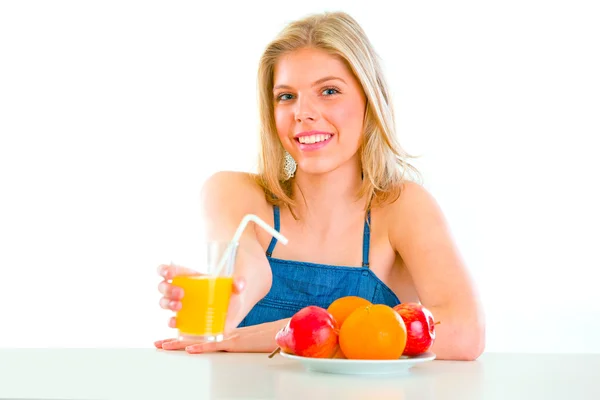 Smiling beautiful girl giving orange juice — Stock Photo, Image