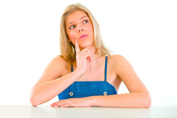 Menina bonita pensativo sentado à mesa — Fotografia de Stock