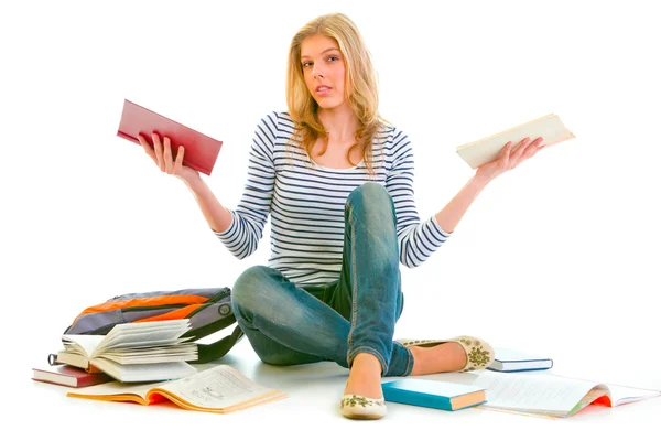Adolescente confuso sentado no chão entre os livros escolares — Fotografia de Stock