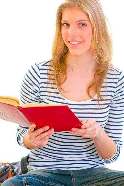 Feliz adolescente menina leitura livro — Fotografia de Stock
